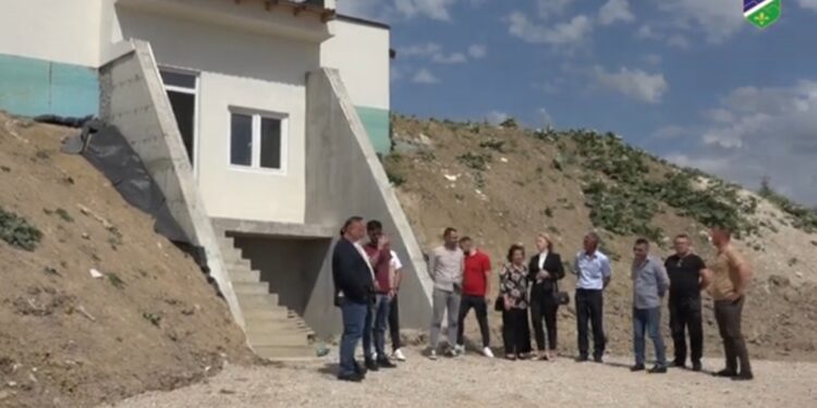 (VIDEO)Rukovodstvo opštine Tutin obišlo radove na bazenima u naselju Kleče