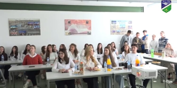 (VIDEO)Gimnazijalci u Tutinu obeležili Evropski dan jezika