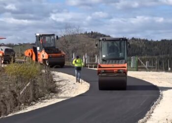 (VIDEO) Tutin: Počeli radovi na asfaltiranju puta u Mojstiru